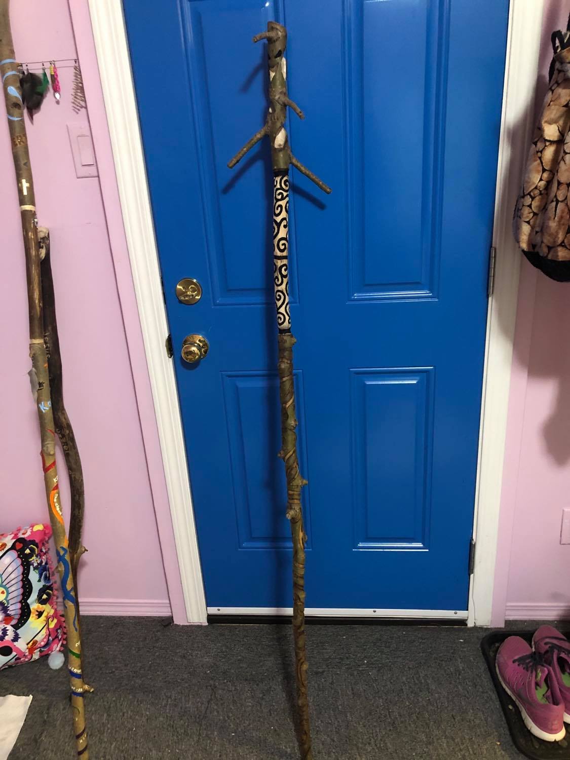 Showing the staff with a quite dark base, and a glowing bright handle.